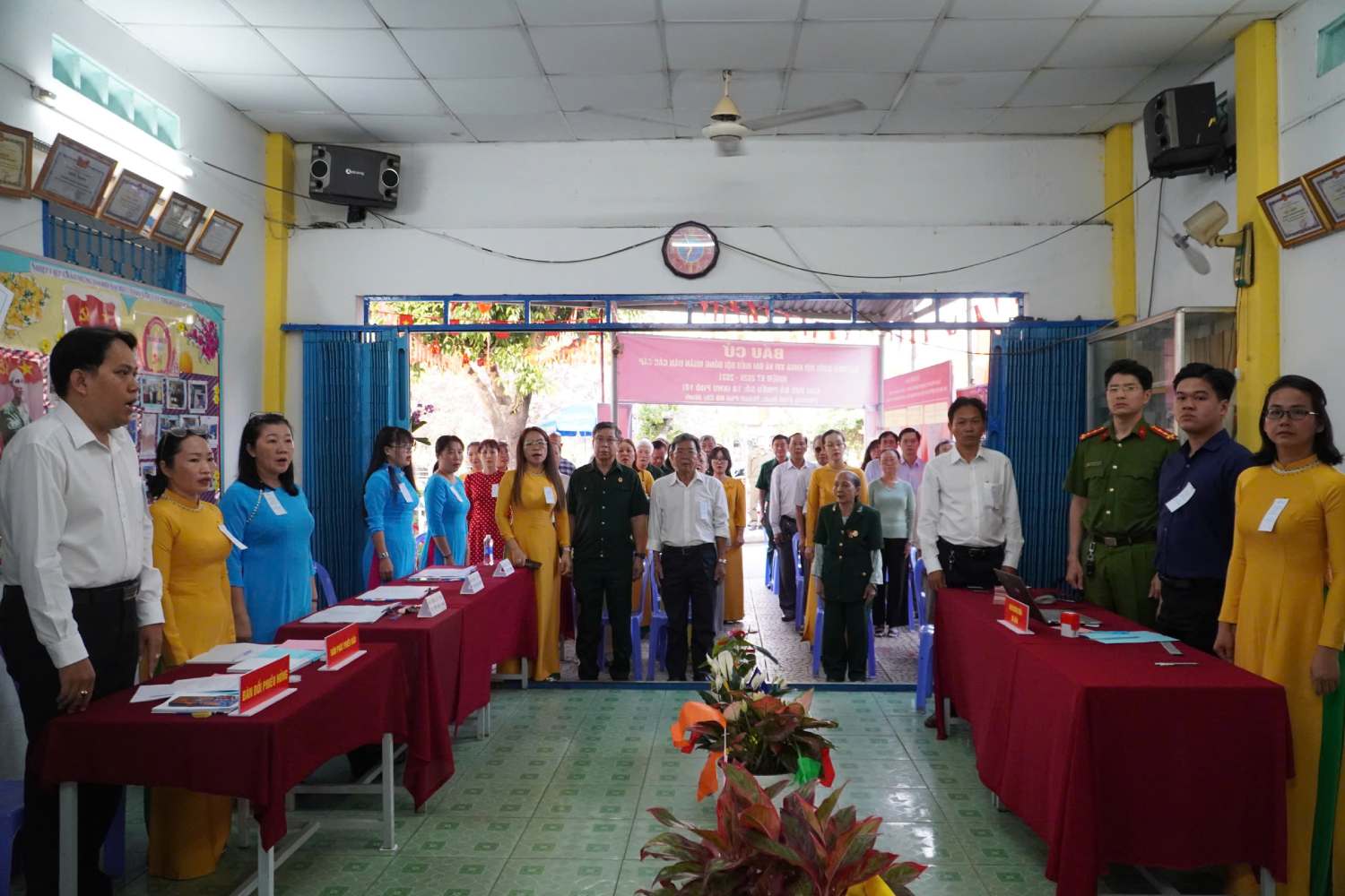 Nhiều cử tri cao tuổi và cựu chiến binh tại phường Bình Quới đến điểm bỏ phiếu số 10 từ sớm để tham gia bầu cử. Ảnh: Lê Bảo