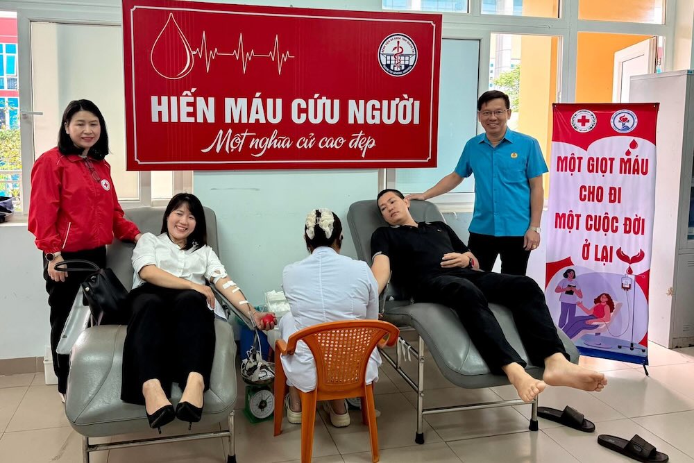 Union members and workers participate in voluntary blood donation. Photo: Han Nguyen