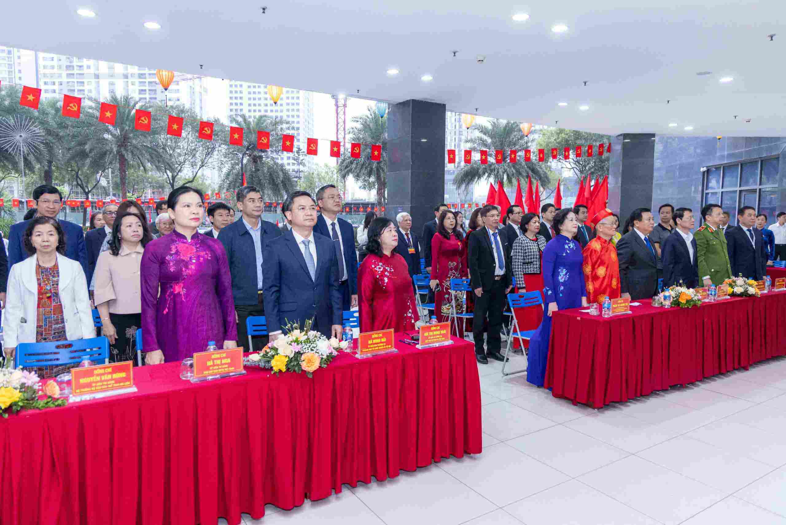 Các đại biểu thực hiện nghi lễ chào cờ. Ảnh: Trần Tuấn