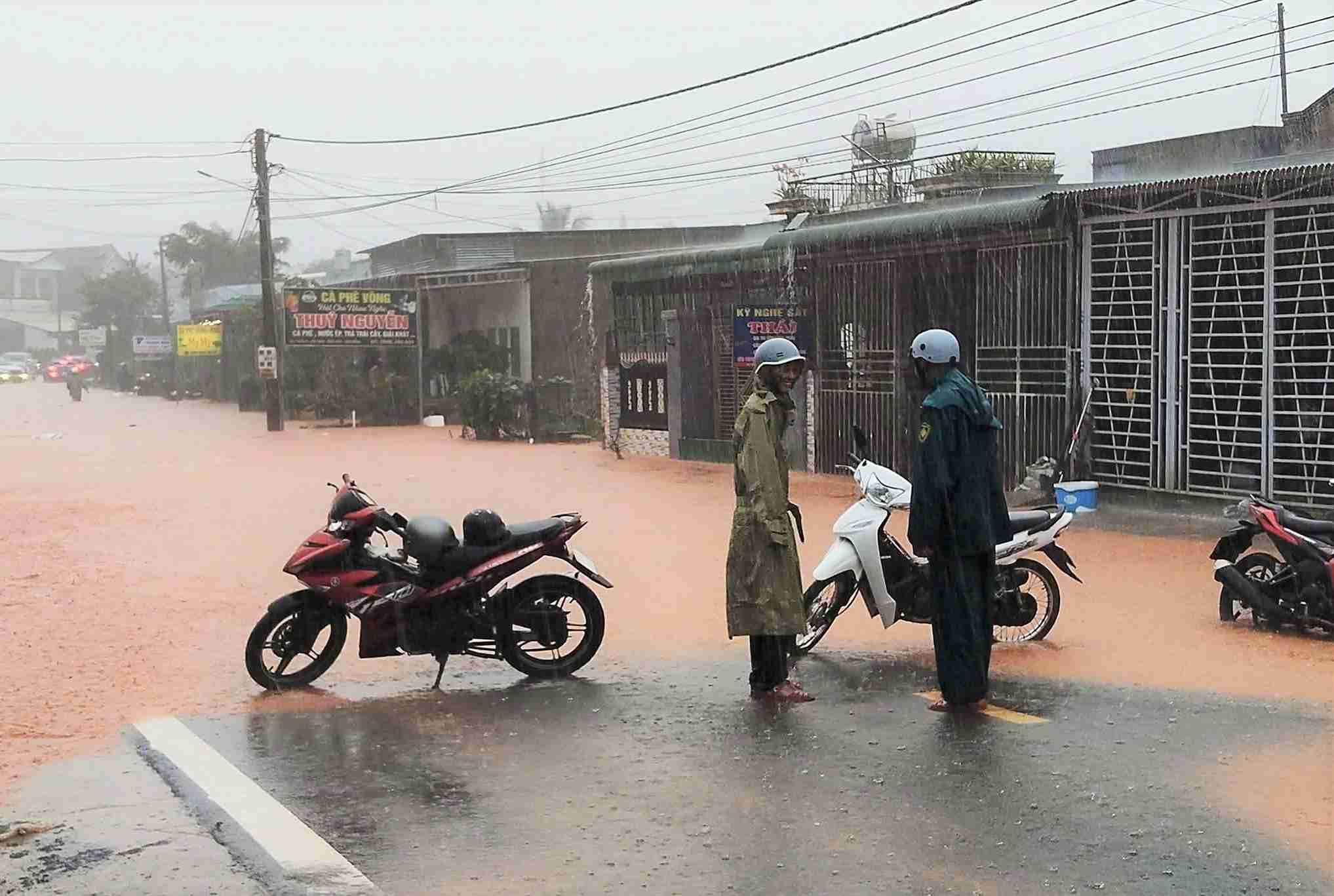 Lực lượng chức năng chốt chặn điều tiết, phân luồng bảo đảm an toàn giao thông. Ảnh: Phúc Khánh
