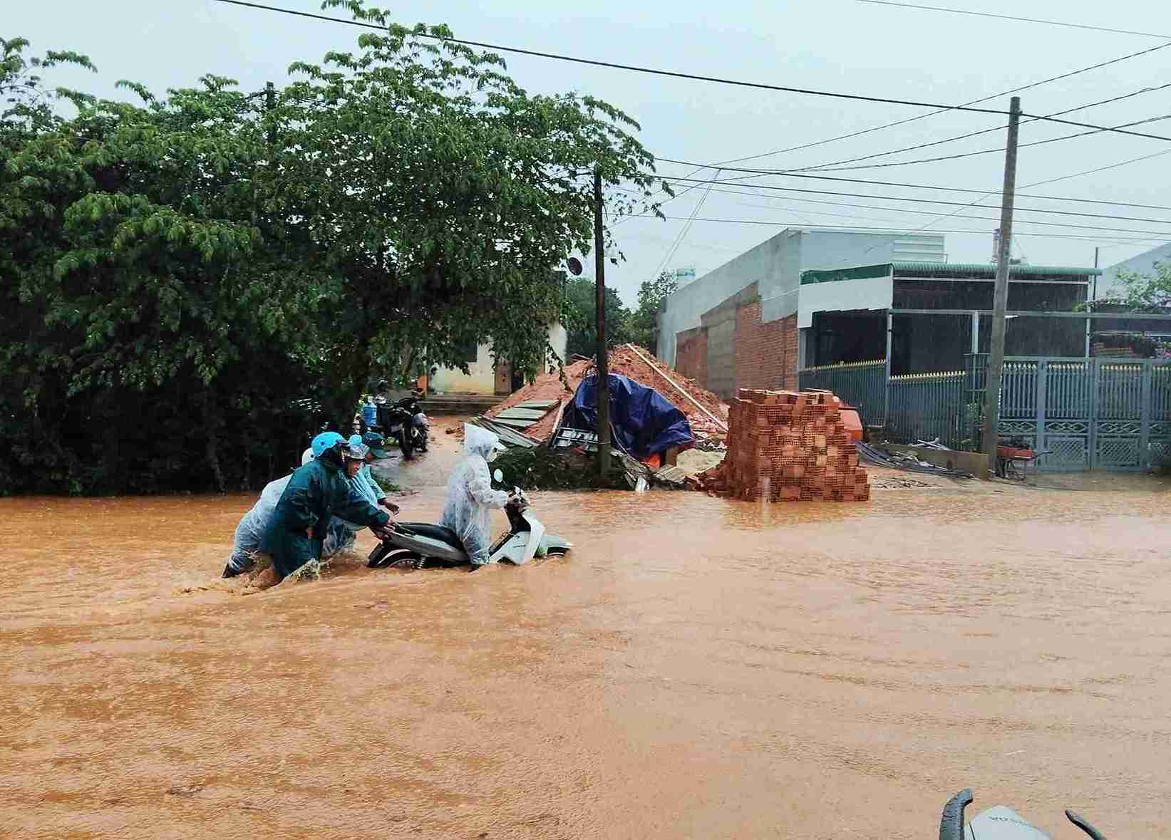 Mưa lớn khiến Quốc lộ 55 qua xã Bảo Lâm 3 ngập nặng, nhiều phương tiện bị chết máy. Ảnh: Phúc Khánh