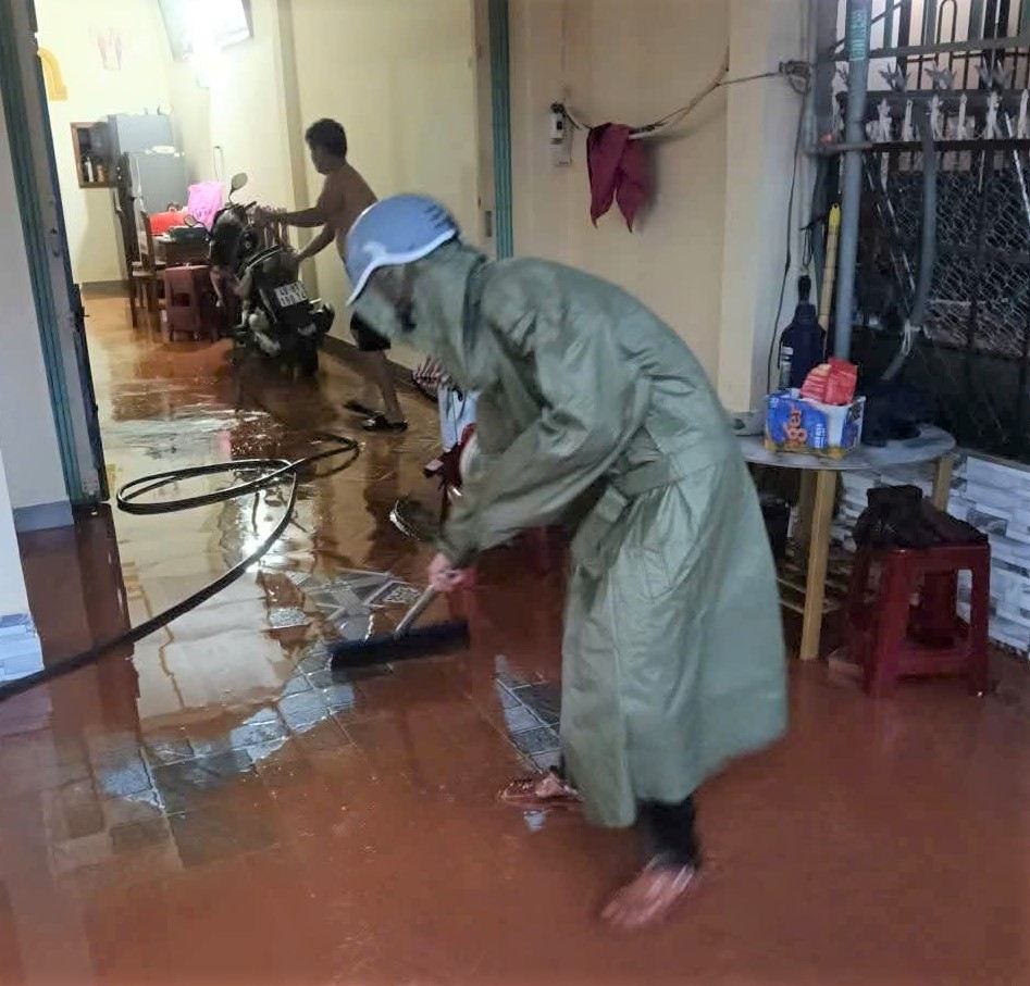 Lực lượng vũ trang xã Bảo Lâm 3 hỗ trợ người dân dọn dẹp nhà cửa sau khi nước rút. Ảnh: Ban Chỉ huy Quân sự xã Bảo Lâm 3