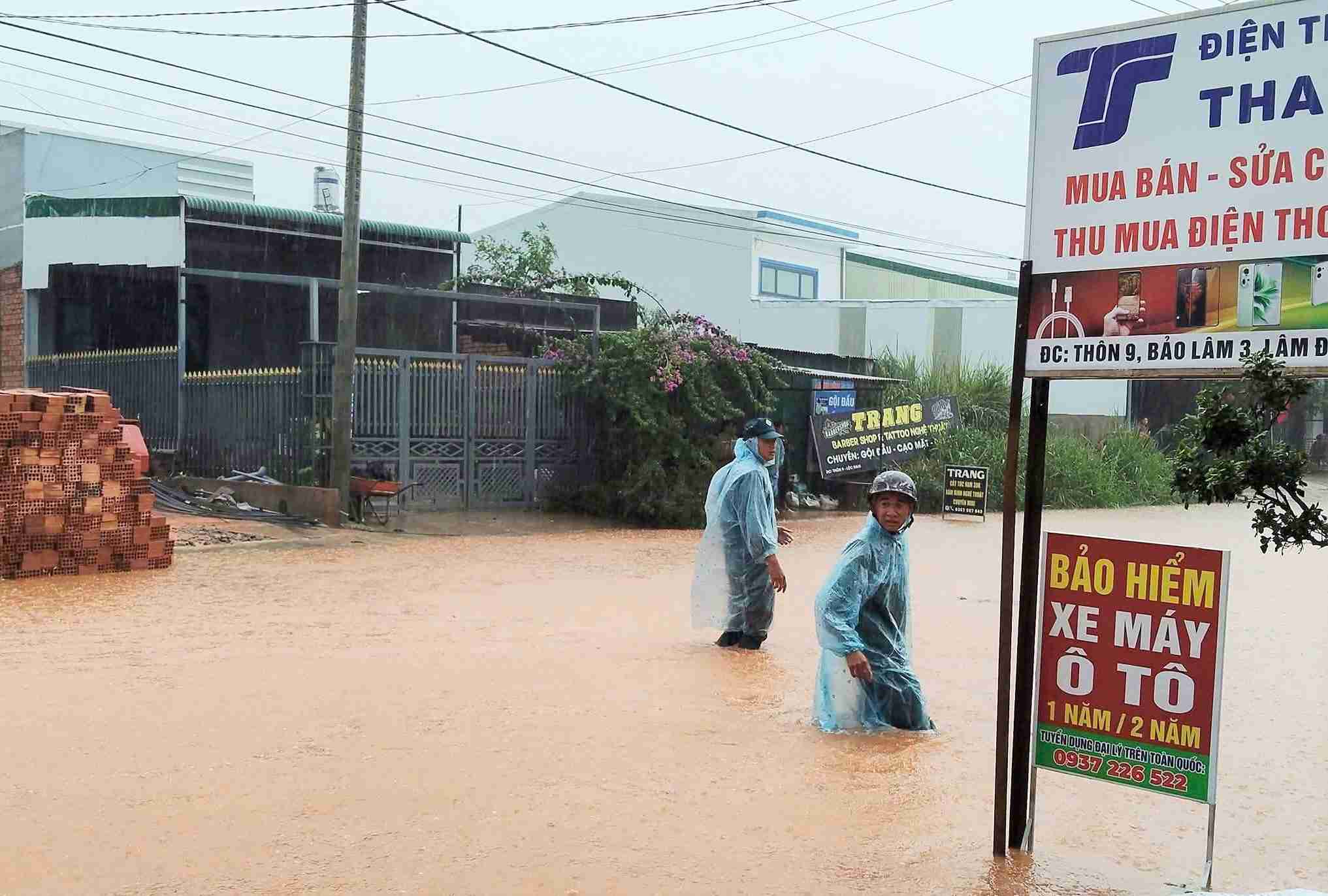Đoạn đường trên Quốc lộ 55 bị ngập sâu kéo dài hàng trăm mét. Ảnh: Phúc Khánh