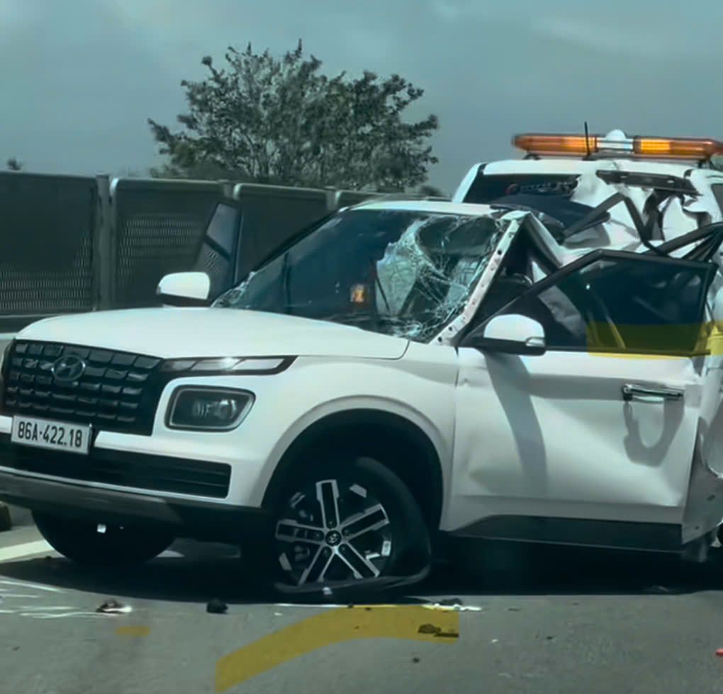 Images of traffic accidents on the Cam Lam - Vinh Hao expressway. Photo: Son Ca