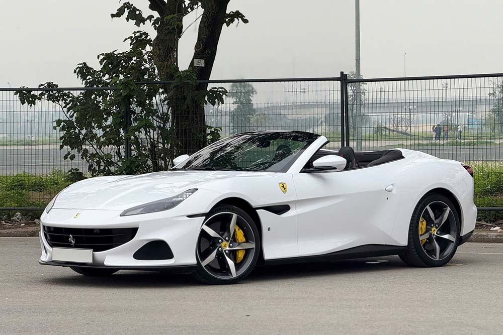 The Ferrari Portofino M with a striking white exterior appears on the streets of Hanoi. Photo: Anh Luong