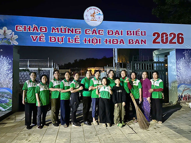 Dien Bien Provincial Garbage Lovers Association, including many different ages, is operating. Photo: Van Chung