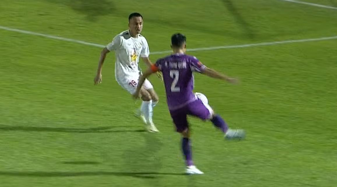 Becamex HCMC wins 2-0 against Hong Linh Ha Tinh. Photo cut from video