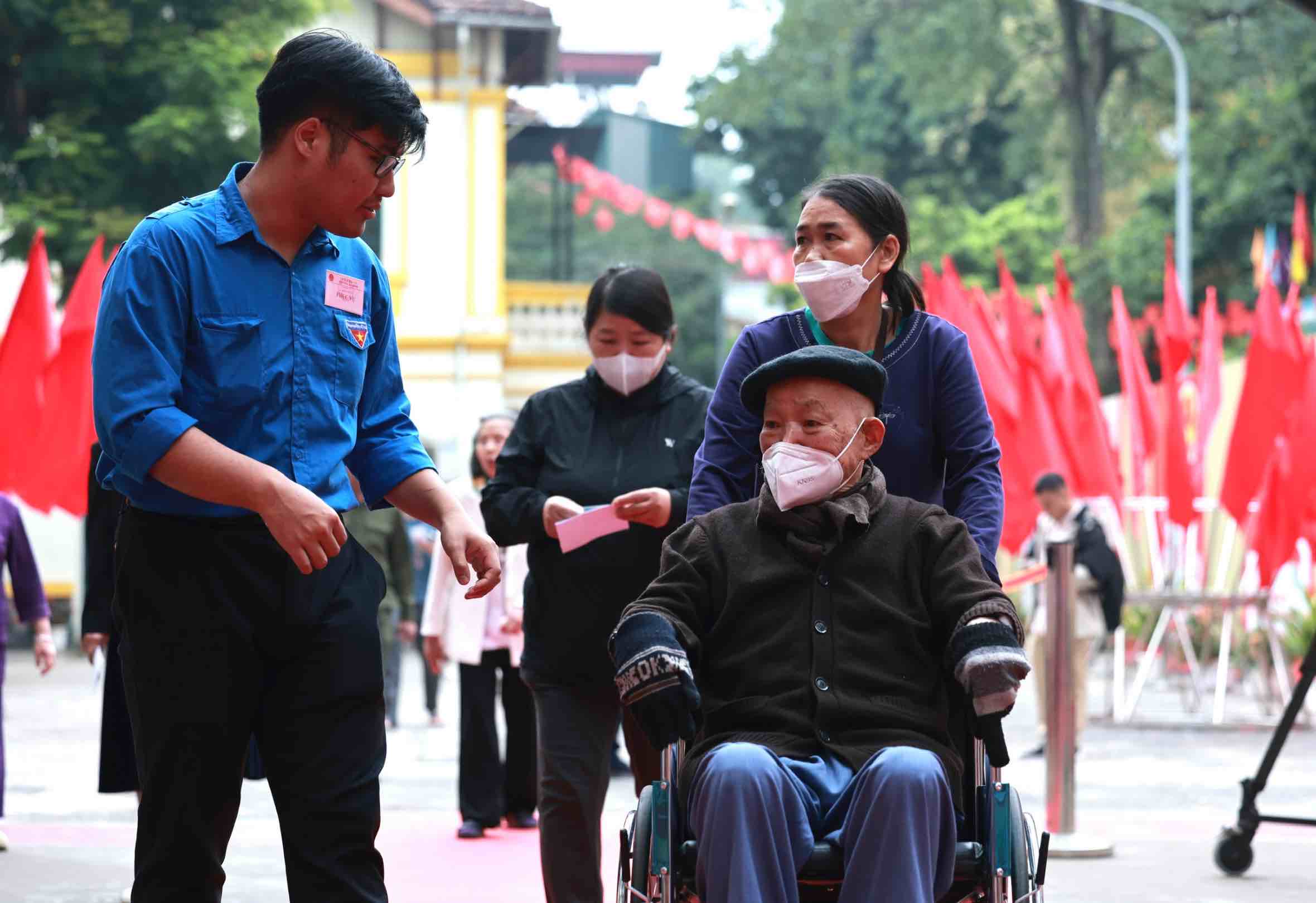 Ms. Thanh was pushed by her daughter in a wheelchair to the polling station. Photo: Hai Nguyen
