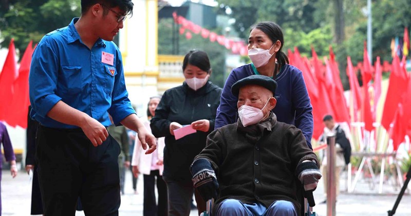 Cụ bà 91 tuổi ngồi xe lăn đi bỏ phiếu