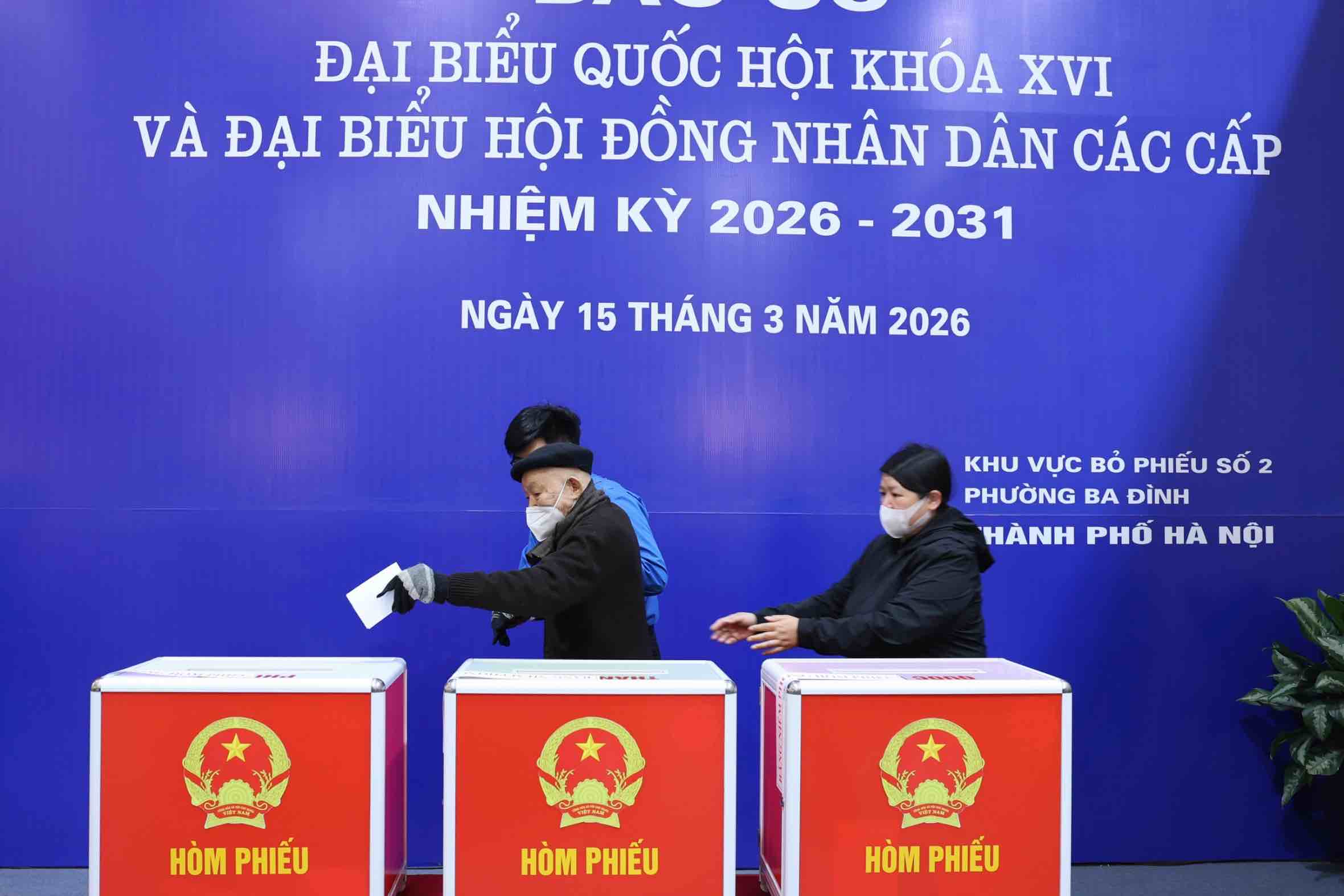 Cụ Thanh tiến hành bỏ phiếu bầu cử. Ảnh: Hải Nguyễn