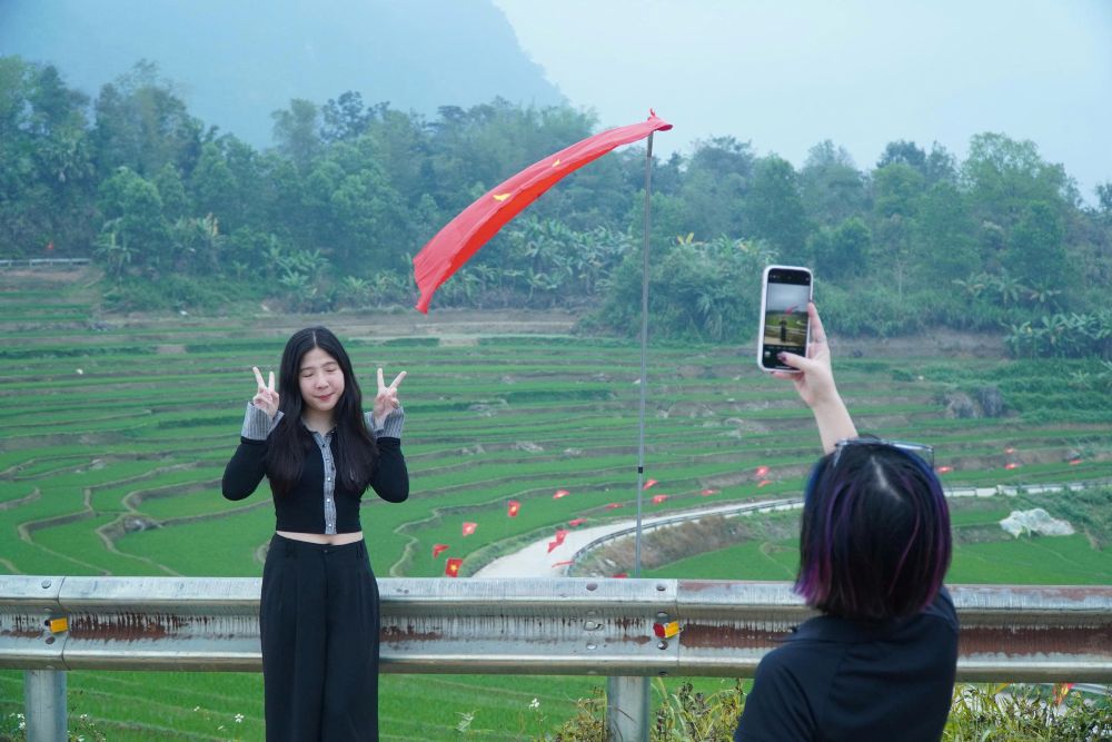 Nhiều bạn trẻ tranh thủ check-in trên con đường đẹp mê mẩn, trong 