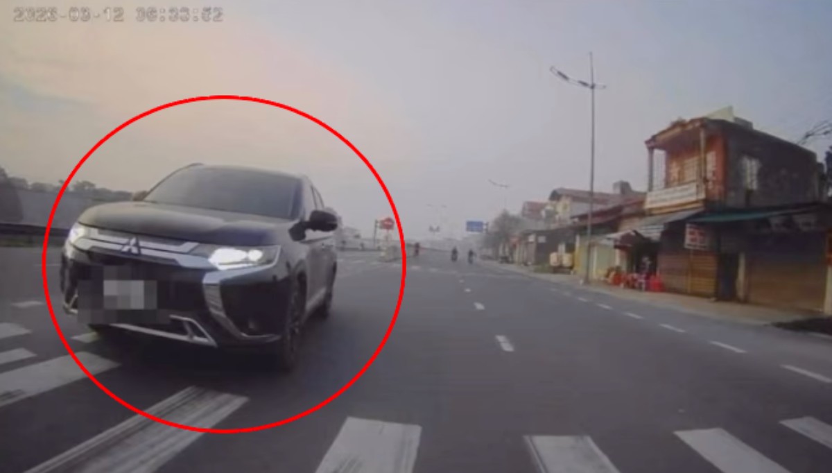 Cars going against traffic on National Highway 1A. Photo: Cut from clip