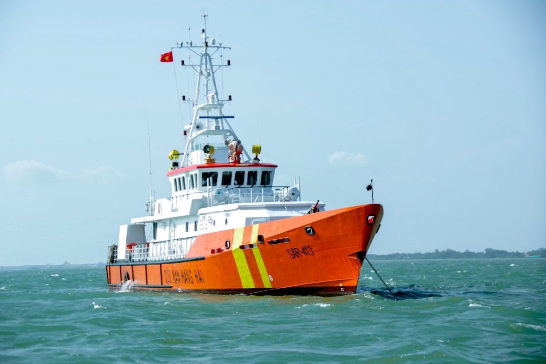 Tàu SAR 413 neo tại khu vực phao số 32 luồng Định An để tiến hành bàn giao 4 thuyền viên cho lực lượng BĐBP TP Cần Thơ. Ảnh: Văn Long