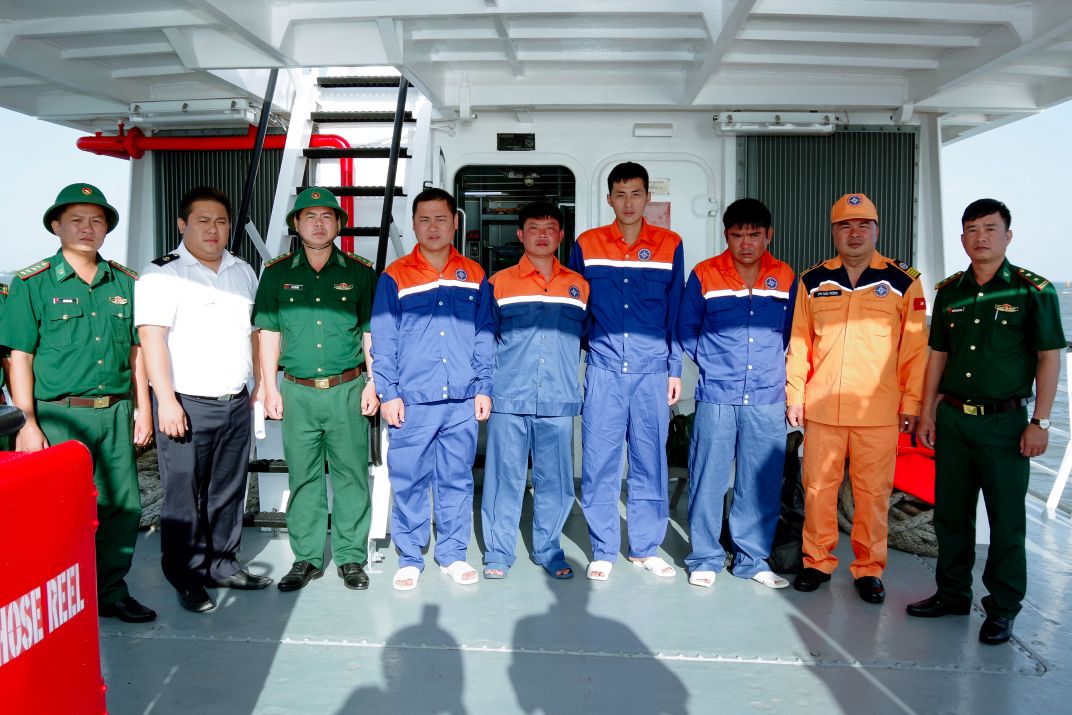 Hiện 4 thuyền viên gặp nạn đều có sức khỏe ổn định, tỉnh táo và đi lại bình thường. Ảnh: Văn Long