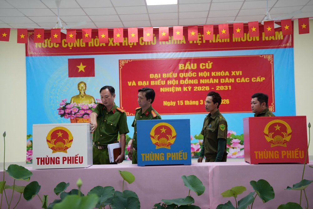 Lực lượng Công an xã Bình Hưng kiểm tra kỹ lưỡng khu vực niêm yết danh sách cử tri và hòm phiếu trong đêm trước ngày bầu cử. Ảnh: Bảo Trân