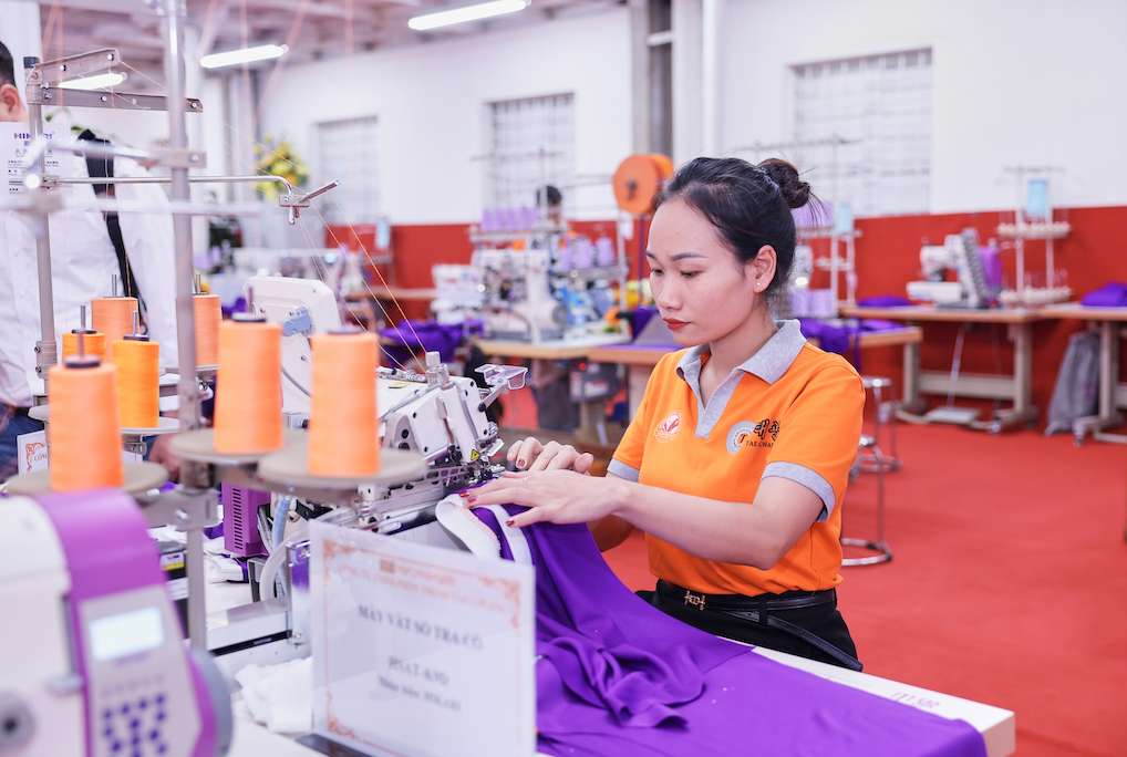 The textile and garment industry is facing many new challenges such as increasingly high requirements for product quality, environmental standards, delivery time and customization according to market demand. Photo: Tuyet Lan