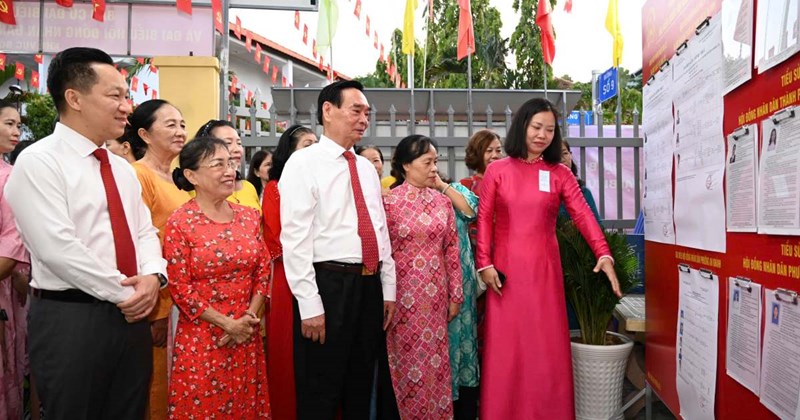 Cử tri cả nước đi bỏ phiếu bầu cử