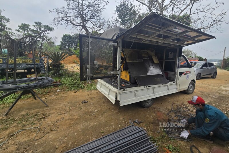 Theo anh Huy, giá sắt thép cũng đã tăng. Ảnh: Tô Công