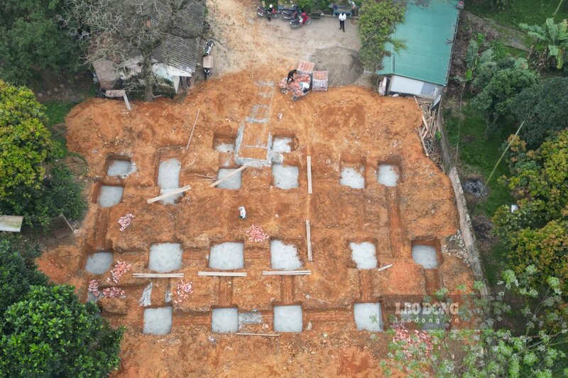 Mới chỉ xây đến móng, vợ chồng anh Huy đã cảm thấy lo lắng vì thiết kế nhà rộng và sử dụng nhiều nhôm. Ảnh: Tô Công