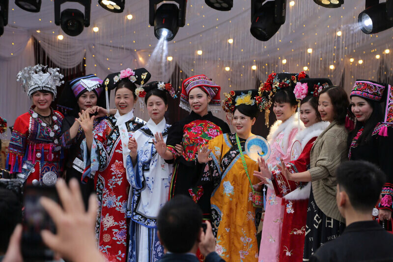 “Đi giữa đám đông, tôi cứ nghĩ chỉ ghé xem hội rồi về. Nhưng khi được mời vào uống chén nước, ăn miếng bánh, tôi thấy lễ hội ở đây có cảm giác rất gần, rất ấm. Nó không chỉ là đi chơi hội, mà giống như mình được đón vào một nếp sinh hoạt chung của người dân địa phương”, chị Hà nói.