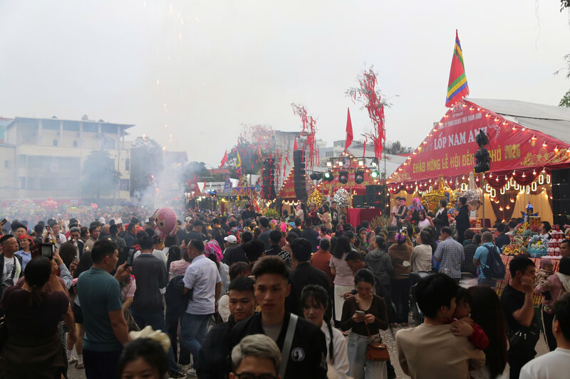 Hàng vạn người tìm về lễ hội đền Kỳ Cùng - Tả Phủ mỗi năm không chỉ để đi lễ hay xem hội, mà còn để chạm vào một nét văn hóa rất riêng của miền biên viễn Đông Bắc. Giữa những con đường ken đặc bước chân, một mâm cỗ mở bên đường đôi khi chính là hình ảnh giản dị nhất để nói về con người xứ Lạng.