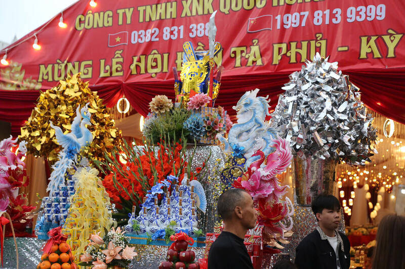 Còn anh Trần Văn Phúc, du khách đến từ Hà Nội, cho biết anh từng đi nhiều lễ hội đầu xuân ở các tỉnh phía Bắc, nhưng hiếm nơi nào để lại cảm giác vừa náo nhiệt vừa thân tình như ở đền Kỳ Cùng - Tả Phủ.