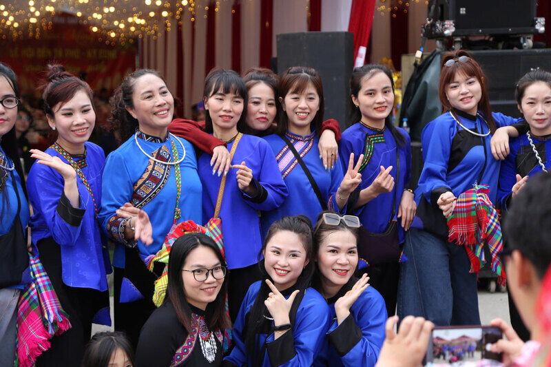 Lần đầu đưa gia đình từ Bắc Giang lên trẩy hội, chị Nguyễn Thu Hà chia sẻ, điều khiến chị ấn tượng nhất không phải chỉ là cảnh đông đúc hay không khí rộn ràng, mà là những rạp cỗ ven đường và lời mời mộc mạc của người dân xứ Lạng.