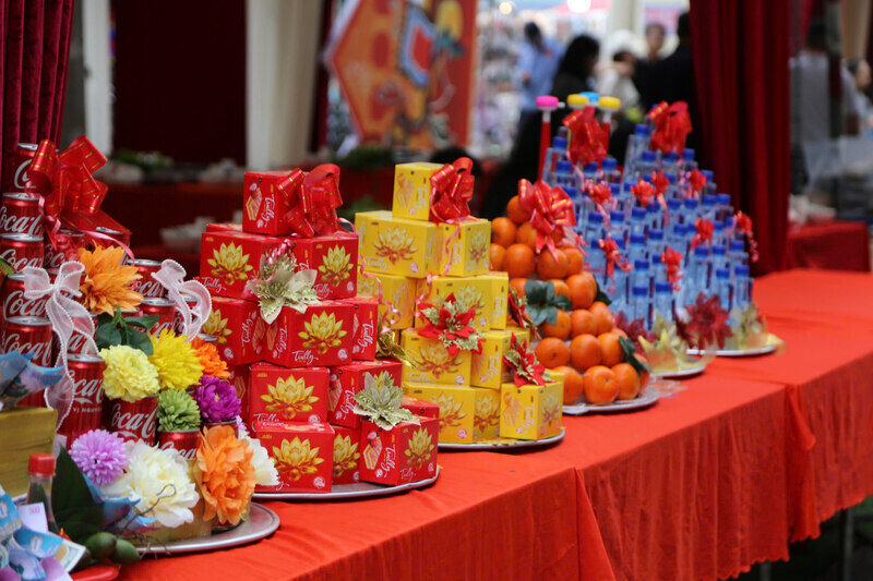 Những món đặc sản địa phương được bày ra ngay ngắn, đủ đầy trên bàn tiệc ven đường. Không cần quen biết từ trước, người đi hội vẫn có thể nhận được một lời mời chân tình, ngồi lại đôi phút giữa hành trình đông đúc để cảm nhận sự nồng hậu của chủ nhà xứ Lạng.