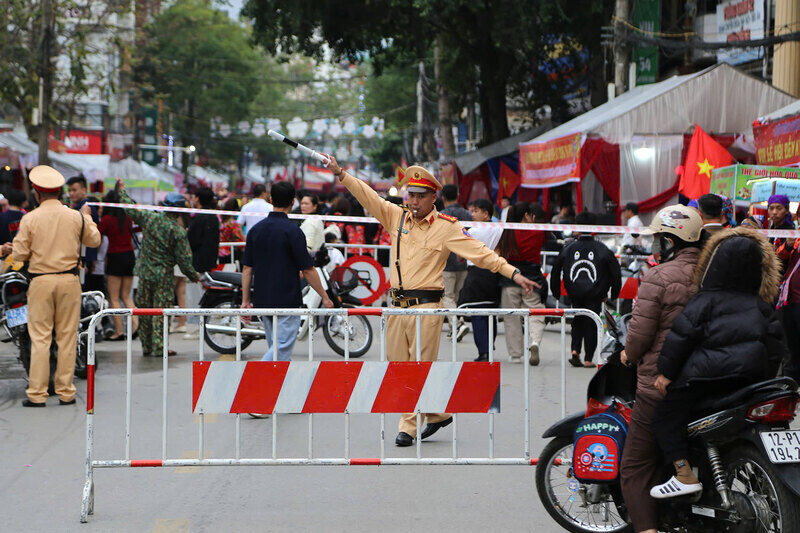 Lực lượng CSGT nỗ lực điều tiết giao thông tại khu vực diễn ra lễ hội.
