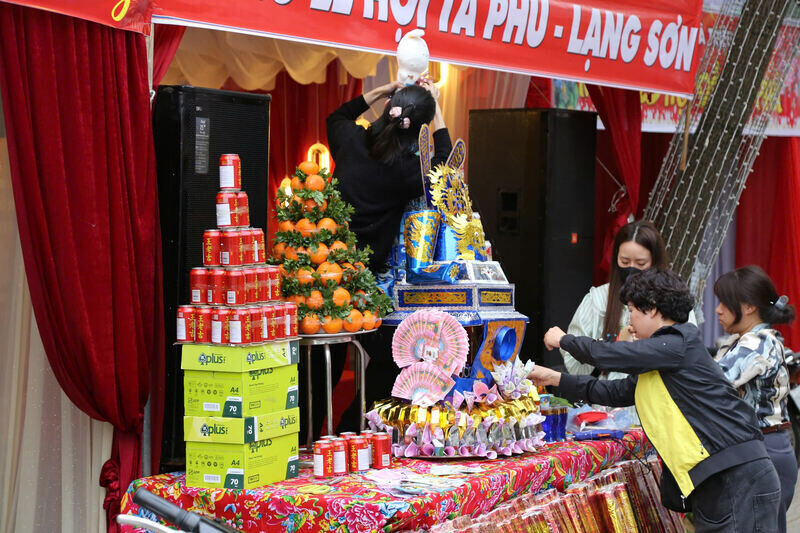 Khi phố lên đèn, khu vực quảng trường trước chợ Kỳ Lừa càng thêm rộn ràng. Tiếng nhạc vang lên từ các rạp cỗ, và giữa đám đông, nhiều người dù không quen biết vẫn hòa vào nhau trong những điệu nhảy ngẫu hứng, như thể lễ hội đã xóa nhòa mọi khoảng cách.