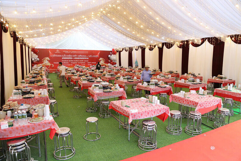 Khác với nhiều lễ hội chỉ có hàng quán và dòng người qua lại, ở xứ Lạng, dọc tuyến trẩy hội là những rạp bạt được người dân và doanh nghiệp dựng lên để bày cỗ. Một nét riêng khiến con đường lễ hội không chỉ để đi qua, mà còn để dừng lại, sẻ chia và kết nối.