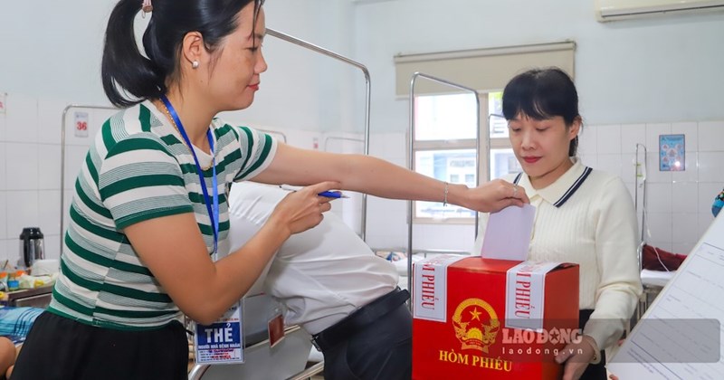 Cử tri háo hức bỏ phiếu tại bệnh viện