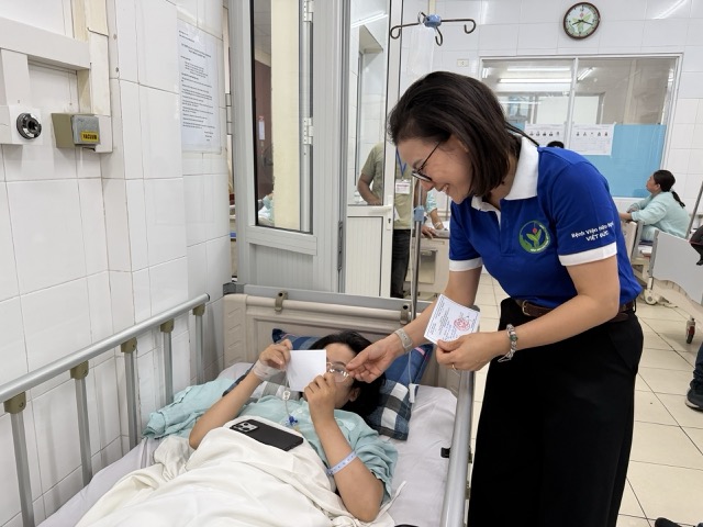 Đại diện chính quyền địa phương và Bệnh viện Hữu nghị Việt Đức phát thẻ cử tri và hướng dẫn bệnh nhân, người nhà bệnh nhân các quy định trong bỏ phiếu bầu cử. Ảnh: Thùy Linh