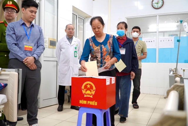 Cử tri bỏ phiếu bầu cử ngay tại phòng bệnh. Ảnh: Tường Vân 