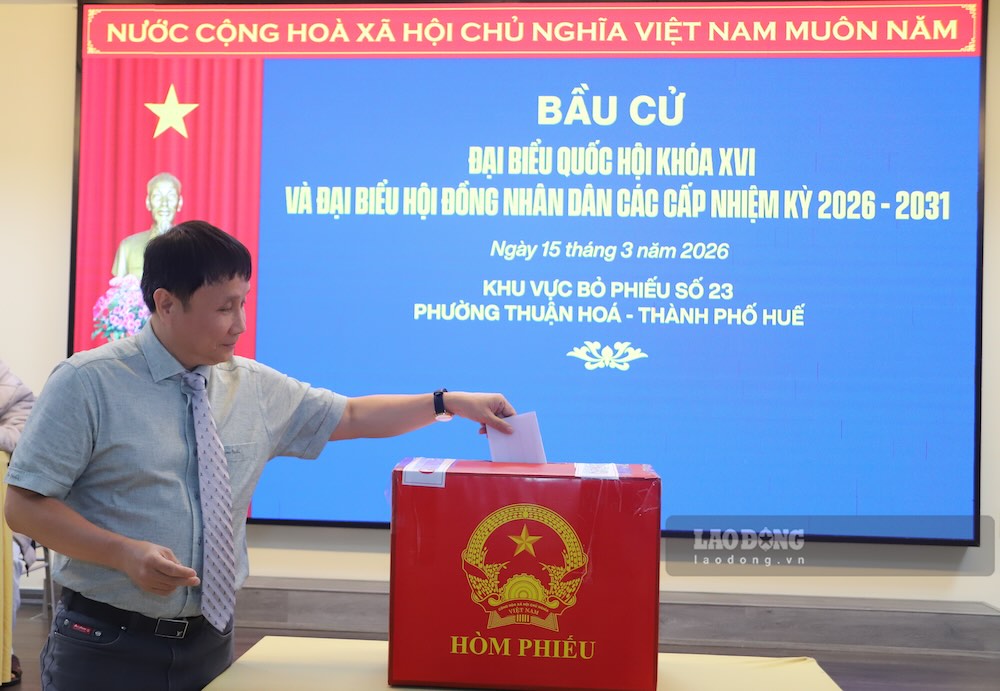 Không khí bỏ phiếu tại Bệnh viện Trung ương Huế diễn ra nghiêm túc, trật tự nhưng đầy ấm áp, nơi những “chiến sĩ áo trắng”, bệnh nhân và người nhà cùng hướng về ngày hội lớn của đất nước.