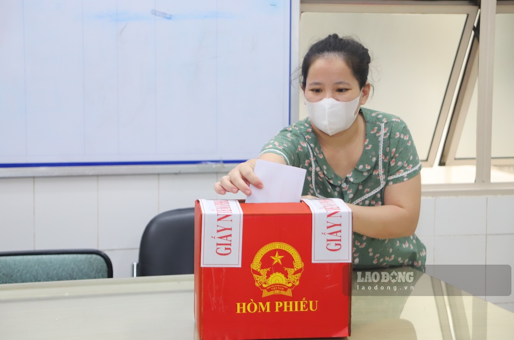 Người nhà bệnh nhân bỏ phiếu tại bệnh viện.