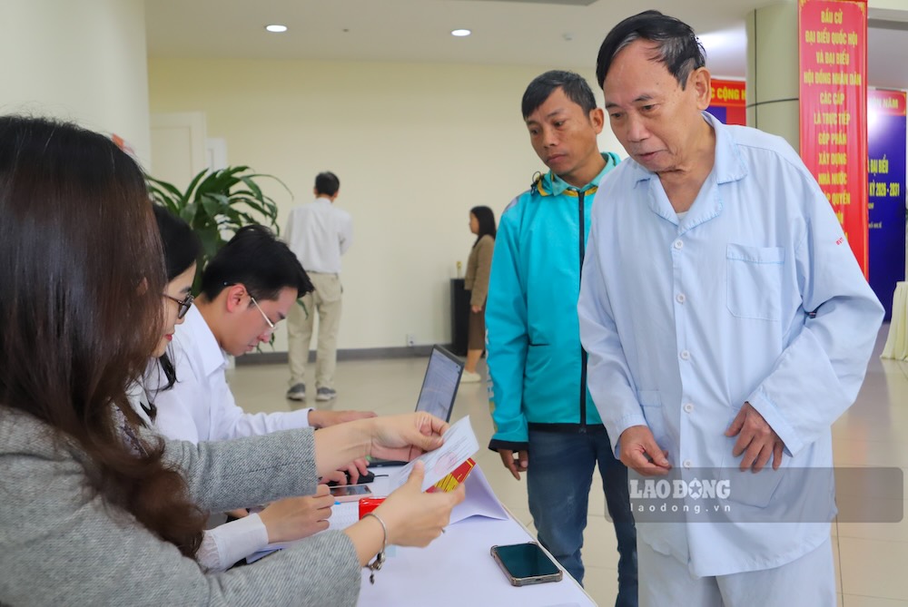 Cử tri Phạm Văn Tuyến (áo trắng), bệnh nhân đang điều trị tại Trung tâm Răng Hàm Mặt, cho biết rất vinh dự khi là người bỏ phiếu sớm tại điểm bầu cử và kỳ vọng những đại biểu được lựa chọn sẽ đại diện tiếng nói của nhân dân.