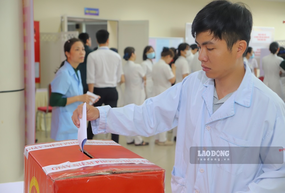 Bệnh nhân bỏ phiếu bầu cử tại bệnh viện.
