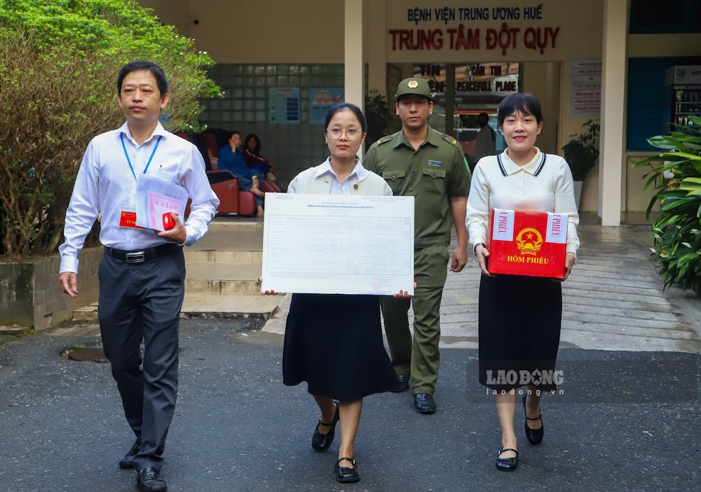 Sáng nay, tại Bệnh viện Trung ương Huế (khu vực bỏ phiếu số 23, phường Thuận Hóa), tổ bầu cử mang hòm phiếu đến từng khoa phòng để bệnh nhân đang điều trị nội trú thực hiện quyền công dân trong cuộc bầu cử đại biểu Quốc hội khóa XVI và HĐND các cấp nhiệm kỳ 2026–2031.