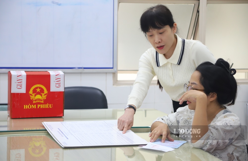 Tại mỗi phòng bệnh, tổ bầu cử hướng dẫn cử tri thực hiện các bước bỏ phiếu theo đúng quy định, đảm bảo quyền lợi và nguyện vọng của từng người.