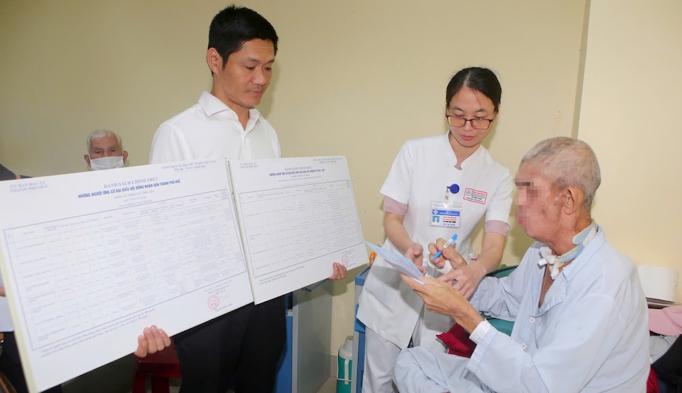 Bệnh nhân tự tay lựa chọn ra đại biểu để bỏ phiếu.