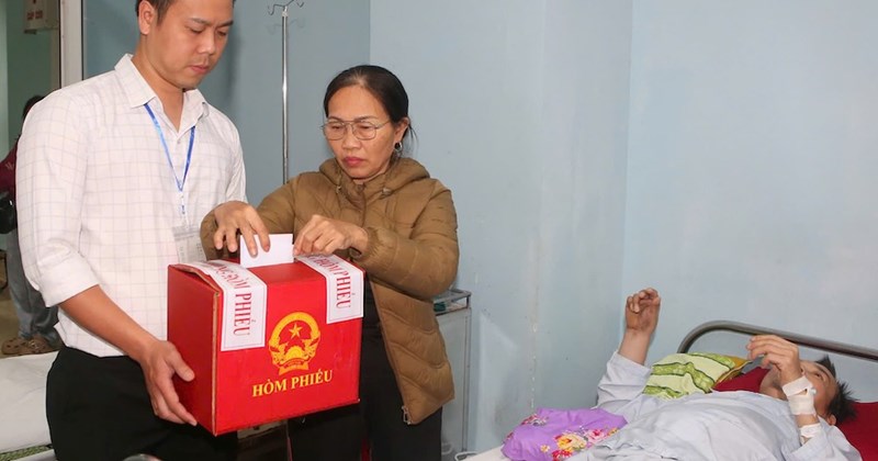 Quan chức mang hòm phiếu đến từng phòng bệnh, tạo điều kiện bỏ phiếu