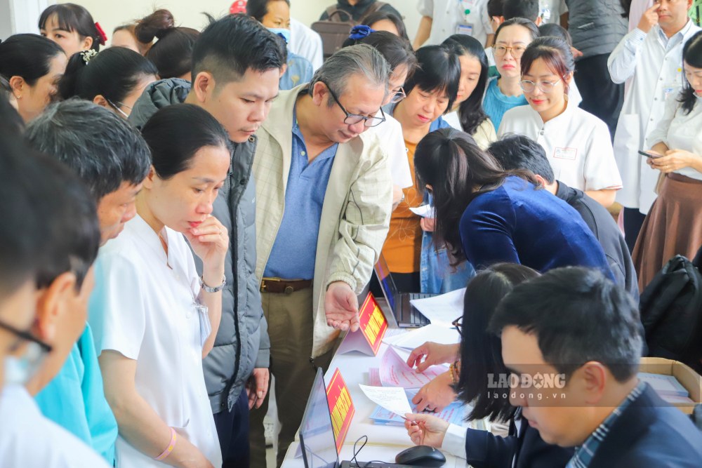 Theo hướng dẫn của Bệnh viện Trung ương Huế, các y bác sĩ sẽ bỏ phiếu sau, nhường chỗ cho các bệnh nhân và người nhà bệnh nhân bỏ phiếu trước.