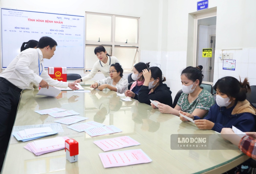 Tại điểm bầu cử này có 1.010 cử tri, gồm y bác sĩ, bệnh nhân và người nhà bệnh nhân đang điều trị tại Bệnh viện Trung ương Huế.