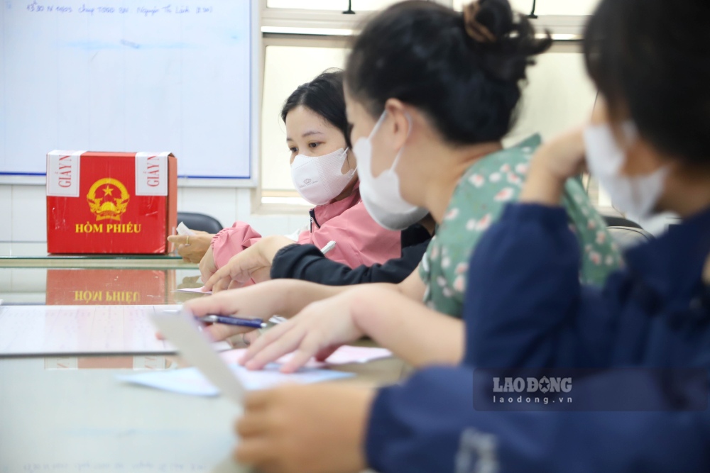 Dù đang trong thời gian điều trị, nhiều bệnh nhân vẫn bày tỏ sự xúc động khi được trực tiếp cầm lá phiếu thực hiện quyền công dân ngay tại giường bệnh.