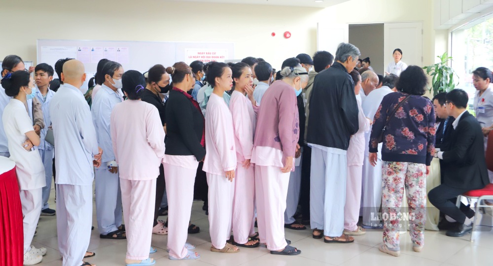 Trong khi đó, tại khu vực đặt hòm phiếu chính, không gian được bố trí trang nghiêm với cờ Tổ quốc, băng rôn và khẩu hiệu tuyên truyền về ngày bầu cử. Các y bác sĩ, nhân viên y tế tranh thủ thời gian giữa các ca trực để đến điểm bỏ phiếu thực hiện quyền và nghĩa vụ công dân.