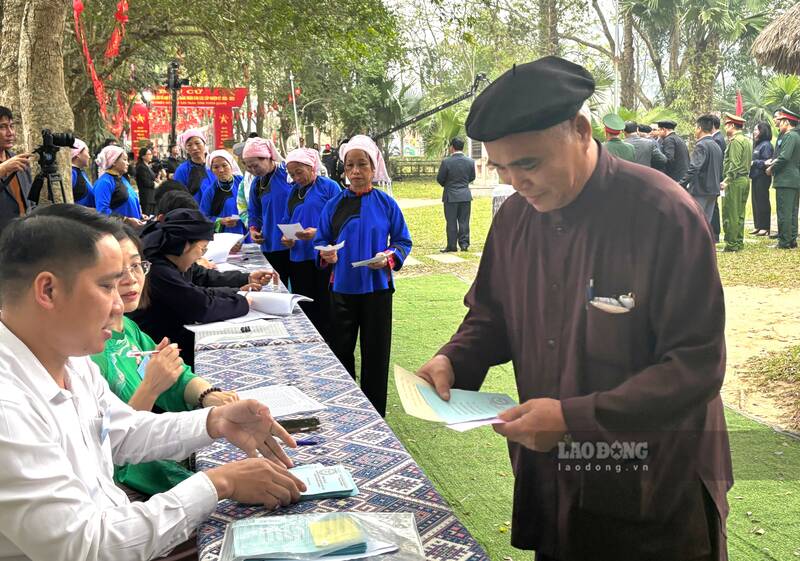 Voters in Tan Trao commune go to vote. Photo: Viet Bac