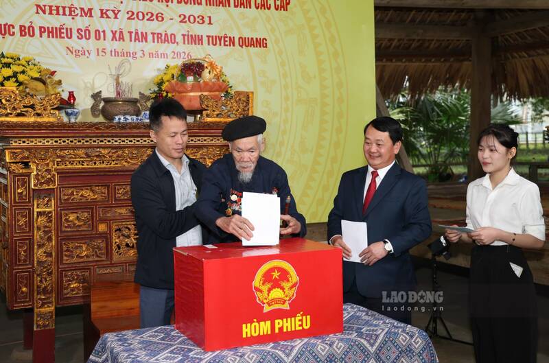 Bí thư Tỉnh ủy Tuyên Quang Hầu A Lềnh (thứ 2 từ phải sang) cùng các cử tri bỏ phiếu. Ảnh: Việt Bắc