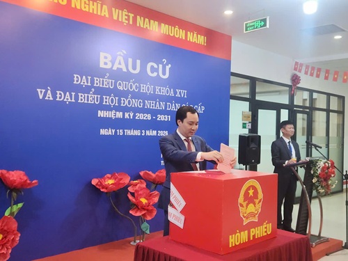 Cử tri Vũ Văn Tiến – Trưởng Ban Tuyên giáo, Ủy viên Thường trực Ủy ban Mặt trận Tổ quốc Việt Nam tham gia bỏ phiếu. Ảnh: Minh Hạnh