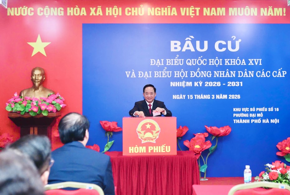 Mr. Trinh Van Quyet - Member of the Politburo, Secretary of the Party Central Committee, Head of the Central Propaganda and Mass Mobilization Commission - was present at the Regional Election Team No. 16, Dai Mo ward (Hanoi City) to conduct voting to elect National Assembly Deputies of the 16th term and People's Council Deputies for the 2026-2031 term. Photo: Dang Tien
